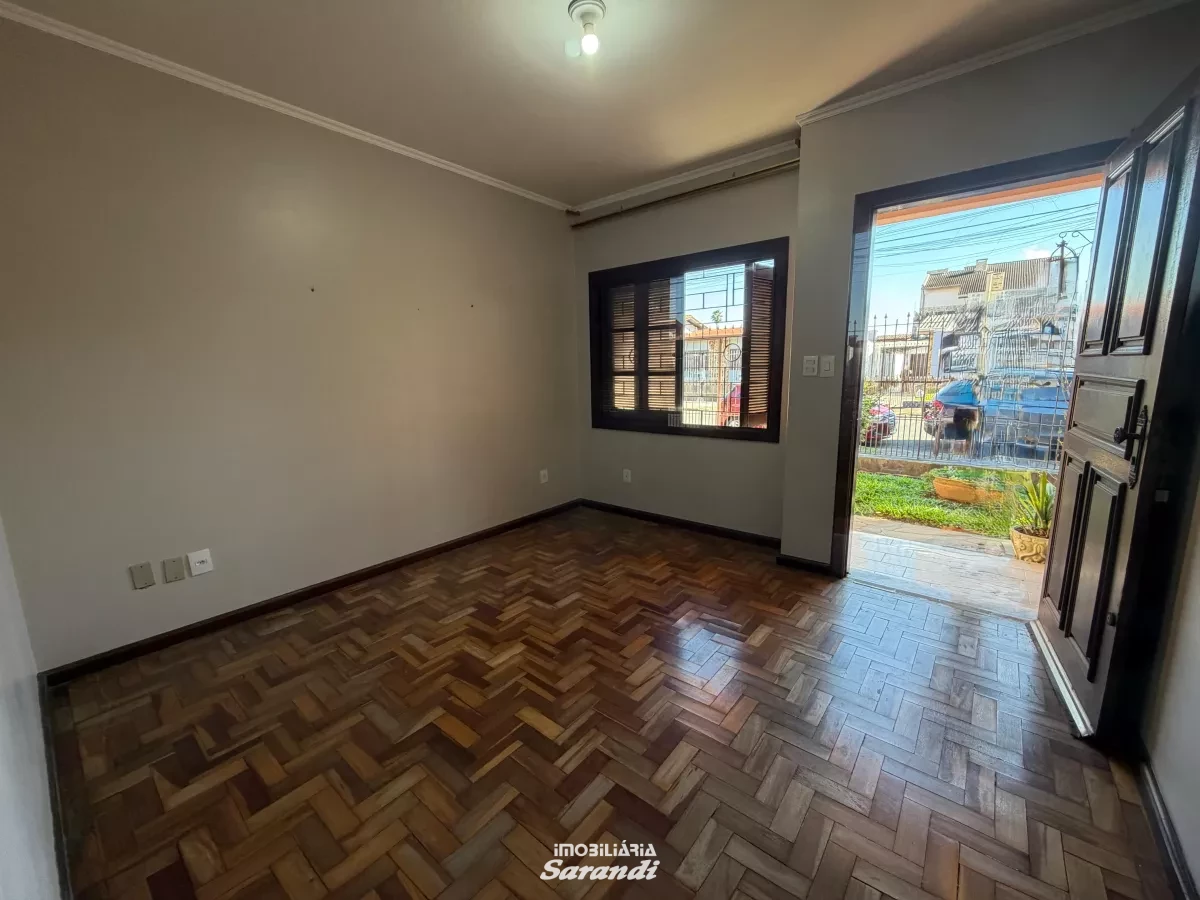 Imagem de Casa para alugar com 3 dormitórios, suíte, garagem ampla, pátio e edícula, em excelente localização, próxima à Assis Brasil.