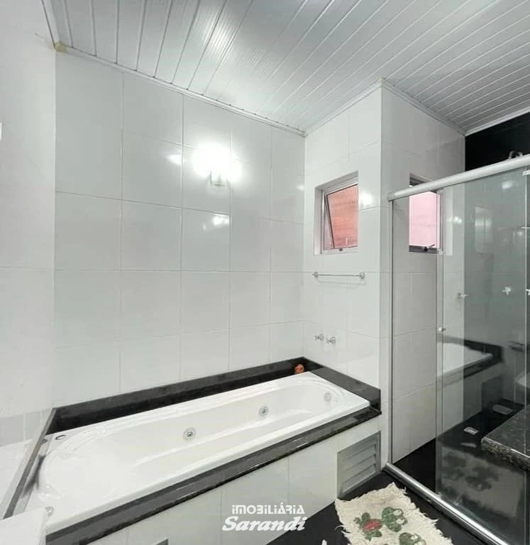 ÓTIMA OPORTUNIDADE,  Sobrado com área aproximada de 310,00m² com quatro dormitórios sendo um com suíte closet e banheira de hidro massagem e demais comodos - Sarandi, Porto Alegre [4260]
