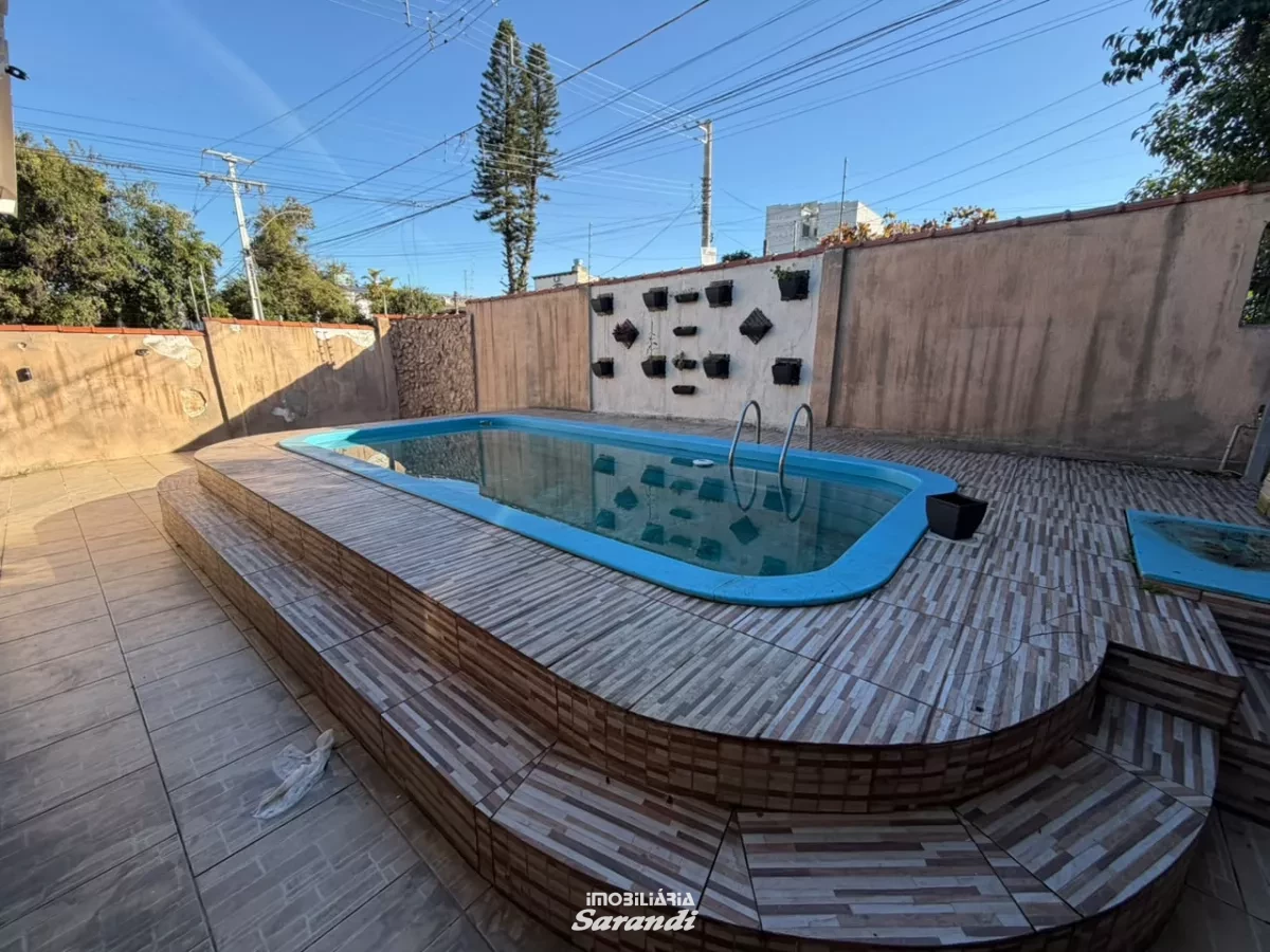 Imagem de Casa com piscina e 3 dormitórios no bairro Rubem Berta