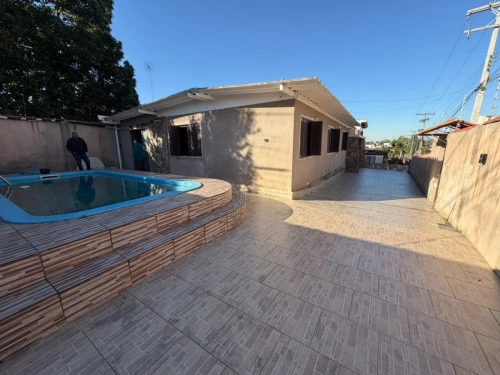 Imagem de Casa com piscina e 3 dormitórios no bairro Rubem Berta