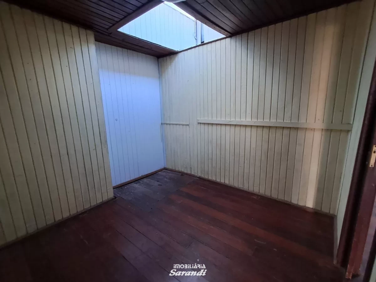 Casa de madeira três dormitórios, sala, cozinha, banheiro, á - Sarandi, Porto Alegre [994]
