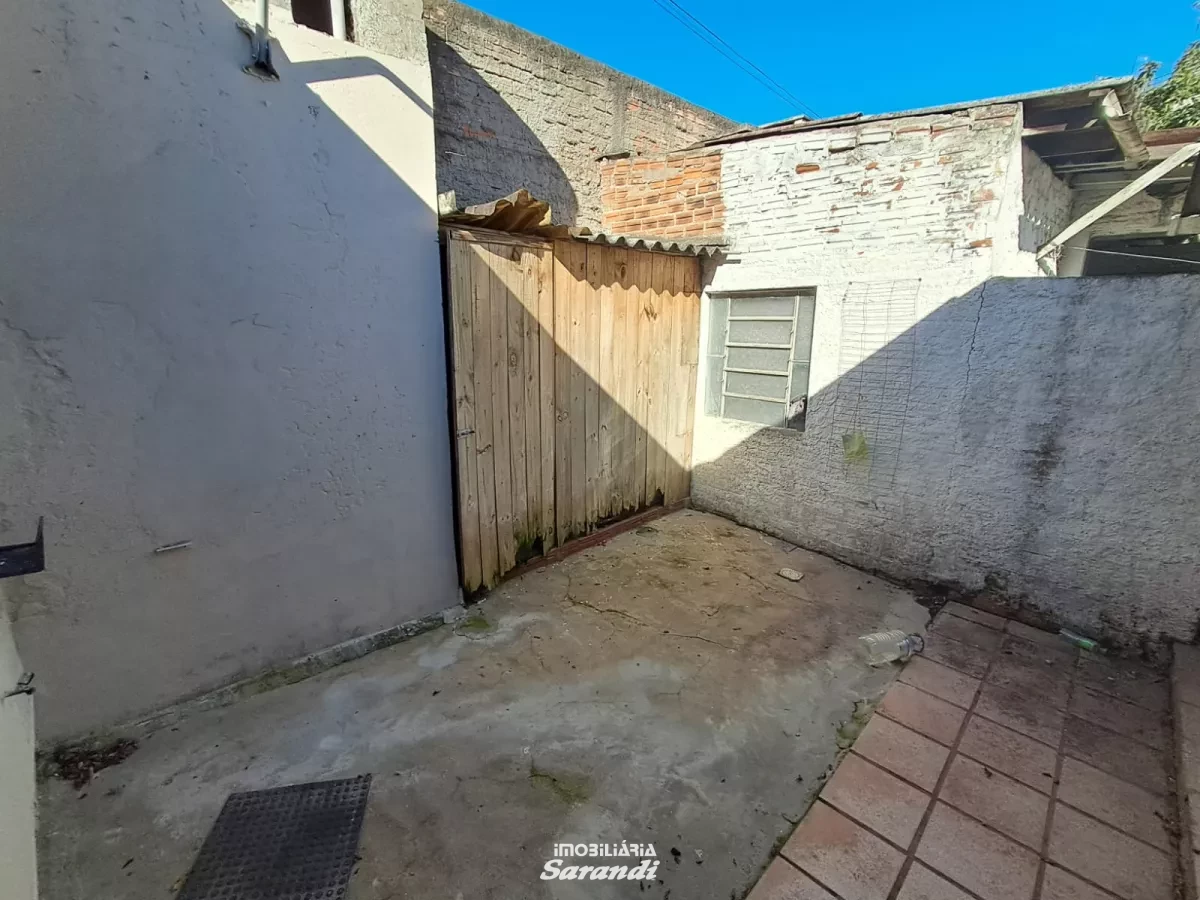 Casa de madeira três dormitórios, sala, cozinha, banheiro, á - Sarandi, Porto Alegre [994]