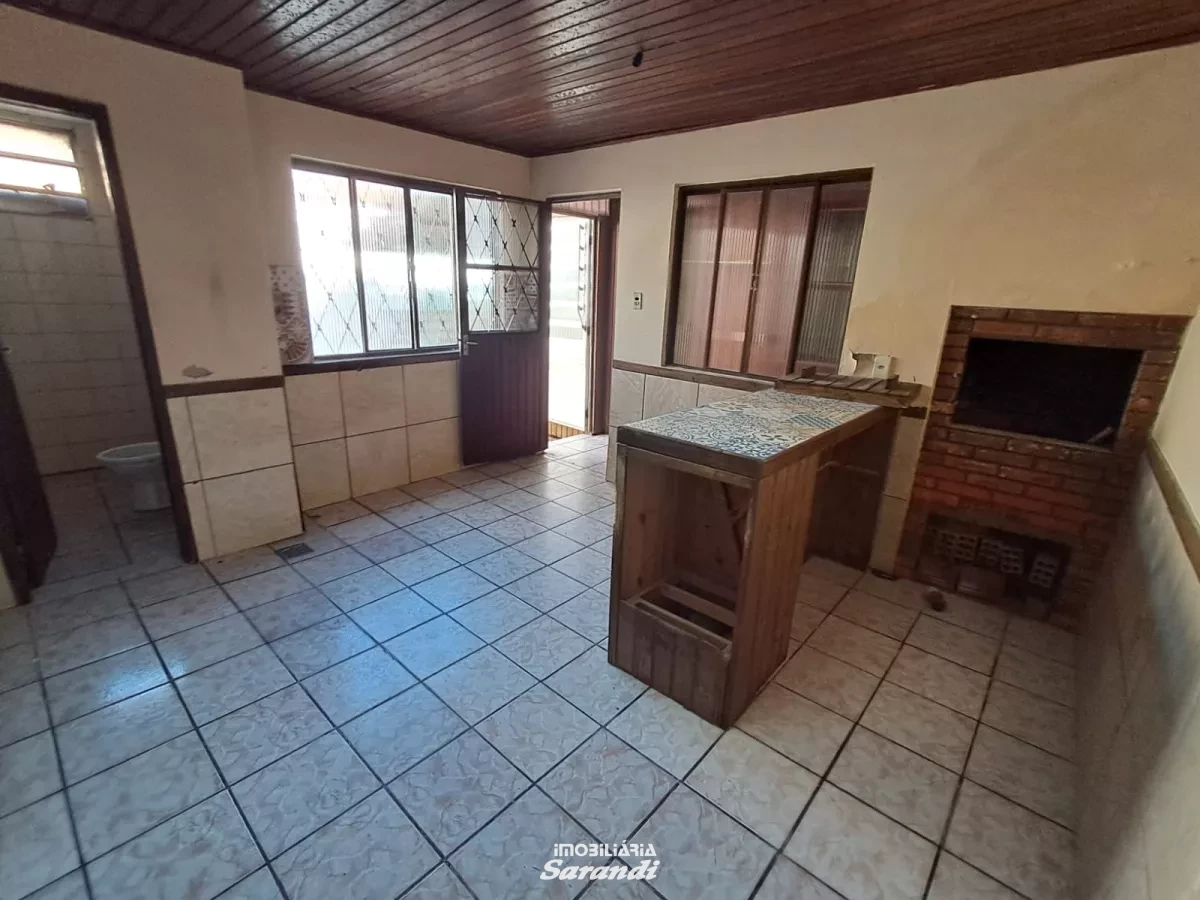 Casa de madeira três dormitórios, sala, cozinha, banheiro, á - Sarandi, Porto Alegre [994]