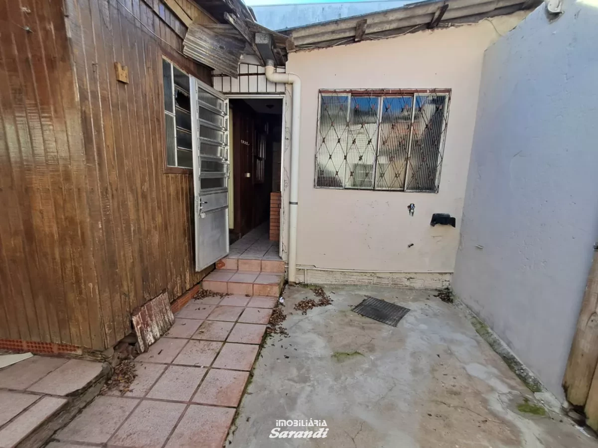 Casa de madeira três dormitórios, sala, cozinha, banheiro, á - Sarandi, Porto Alegre [994]