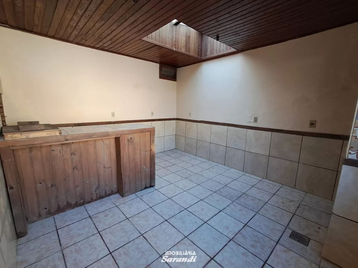 Casa de madeira três dormitórios, sala, cozinha, banheiro, á - Sarandi, Porto Alegre [994]