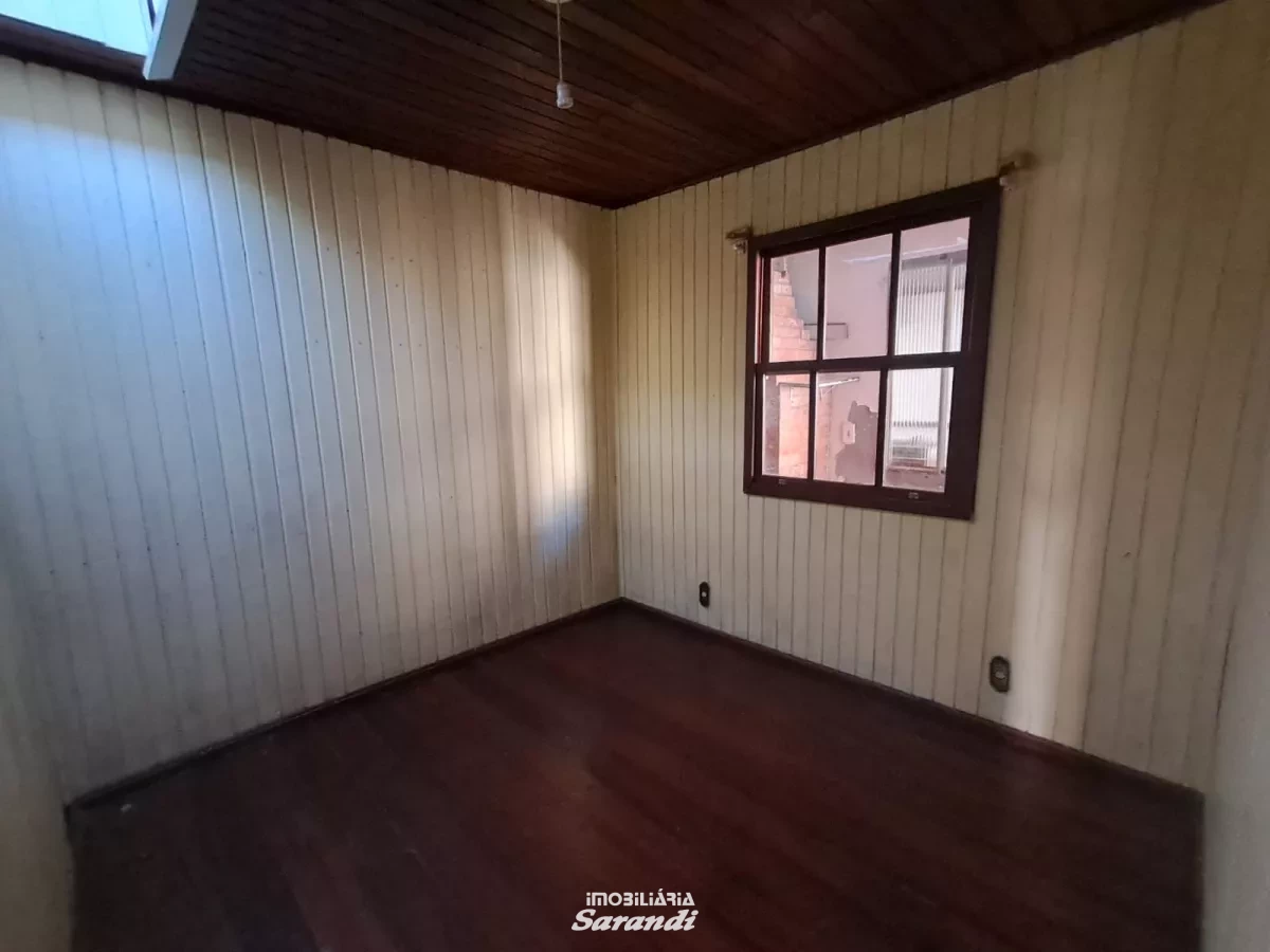 Casa de madeira três dormitórios, sala, cozinha, banheiro, á - Sarandi, Porto Alegre [994]