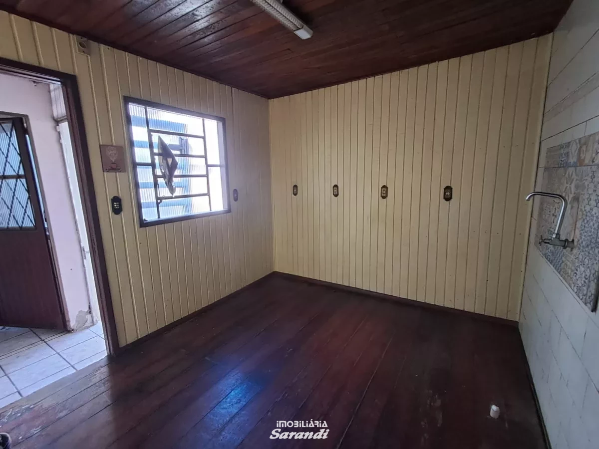 Casa de madeira três dormitórios, sala, cozinha, banheiro, á - Sarandi, Porto Alegre [994]