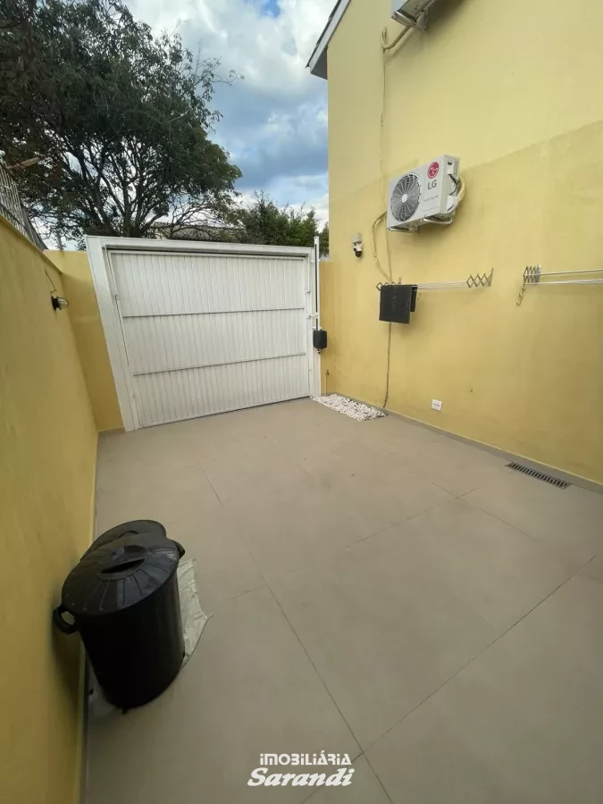 VENHA CONHECER IMÓVEL DIFERENCIADO: Sobrado alvenaria três dormitórios, sala estar jantar, cozinha planejada e vagas para três carros. - Sarandi, Porto Alegre [4266]