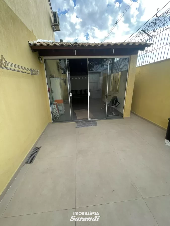VENHA CONHECER IMÓVEL DIFERENCIADO: Sobrado alvenaria três dormitórios, sala estar jantar, cozinha planejada e vagas para três carros. - Sarandi, Porto Alegre [4266]