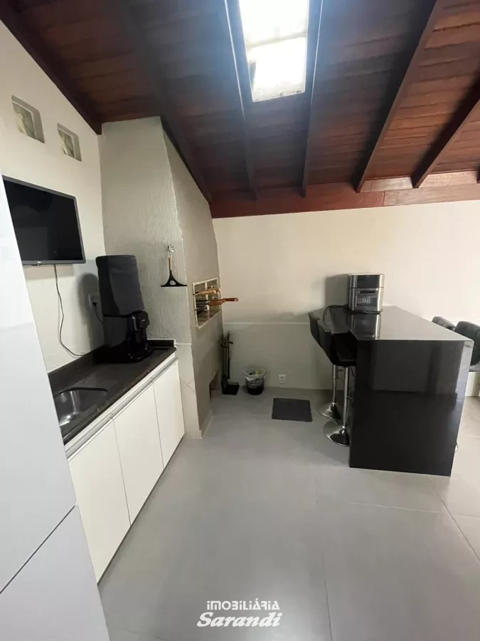 VENHA CONHECER IMÓVEL DIFERENCIADO: Sobrado alvenaria três dormitórios, sala estar jantar, cozinha planejada e vagas para três carros. - Sarandi, Porto Alegre [4266]