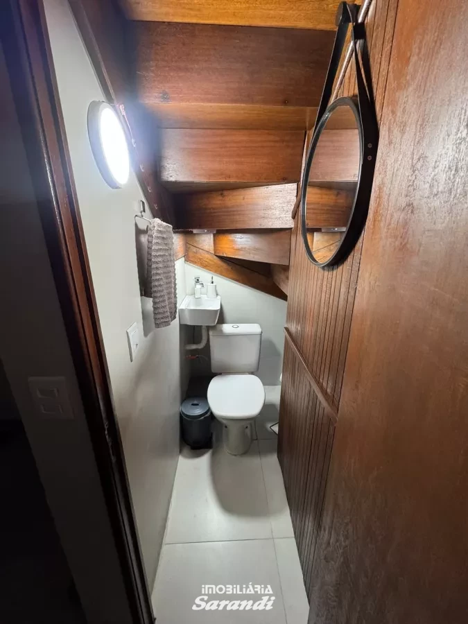VENHA CONHECER IMÓVEL DIFERENCIADO: Sobrado alvenaria três dormitórios, sala estar jantar, cozinha planejada e vagas para três carros. - Sarandi, Porto Alegre [4266]