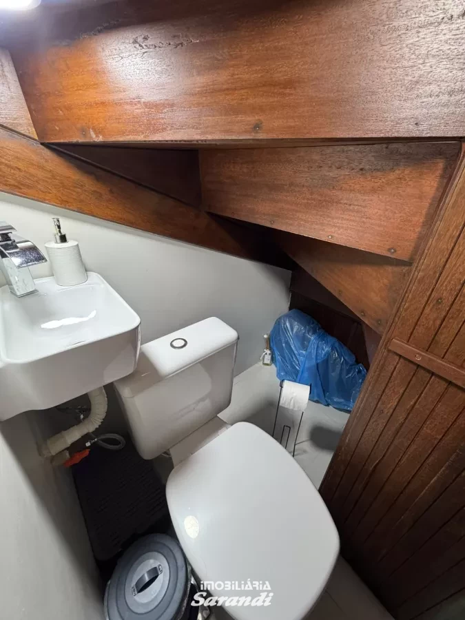 VENHA CONHECER IMÓVEL DIFERENCIADO: Sobrado alvenaria três dormitórios, sala estar jantar, cozinha planejada e vagas para três carros. - Sarandi, Porto Alegre [4266]