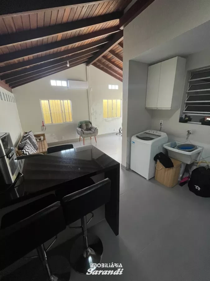 VENHA CONHECER IMÓVEL DIFERENCIADO: Sobrado alvenaria três dormitórios, sala estar jantar, cozinha planejada e vagas para três carros. - Sarandi, Porto Alegre [4266]