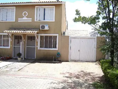 Imagem de Sobrado de Alvenaria com 3 dormitórios no bairro Sarandi