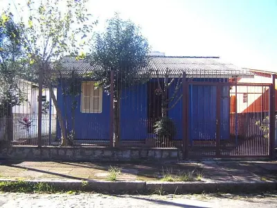 Imagem de Casa de madeira mista com um dormitório e outra nos fundos de alvenaria um dormitório