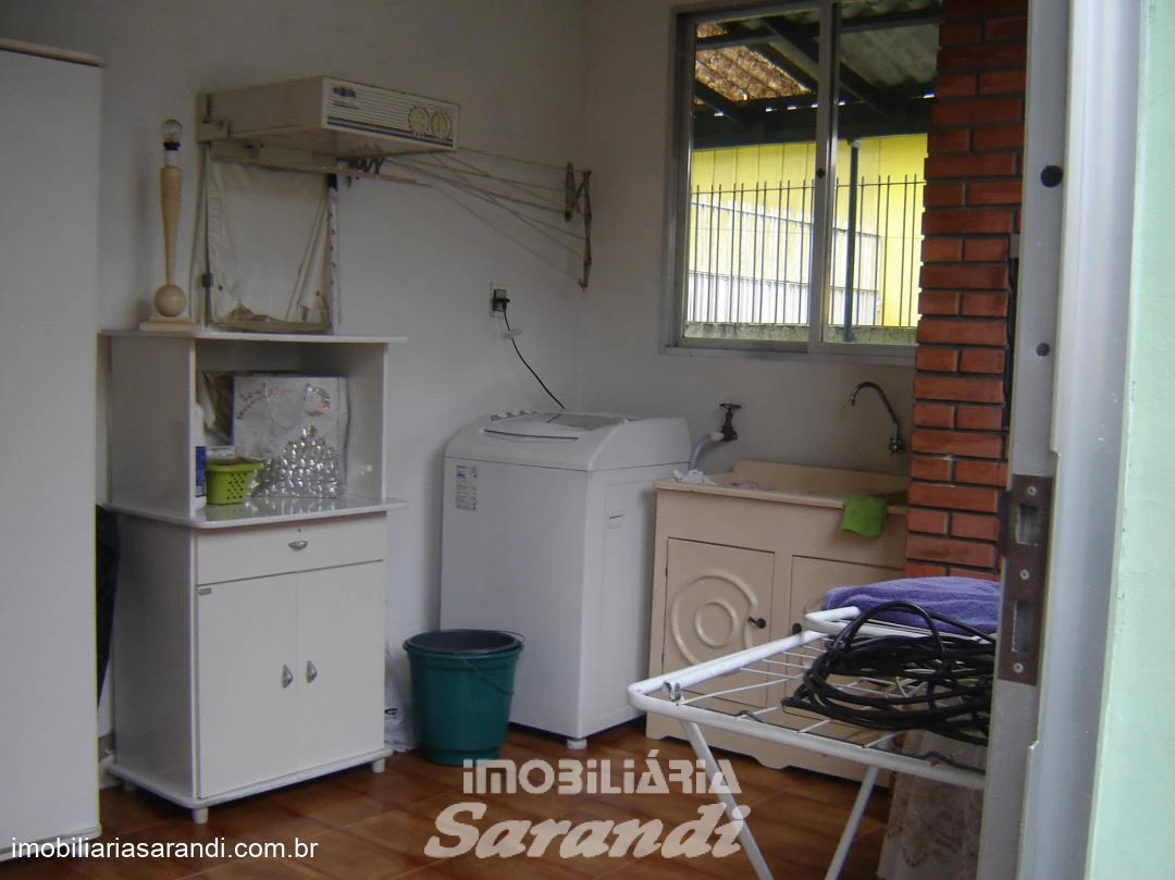 Imagem de Casa mista com três dormitórios no bairro Sarandi