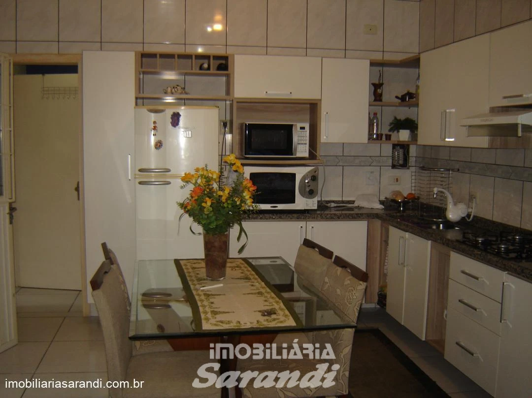 Imagem de Casa mista com três dormitórios no bairro Sarandi