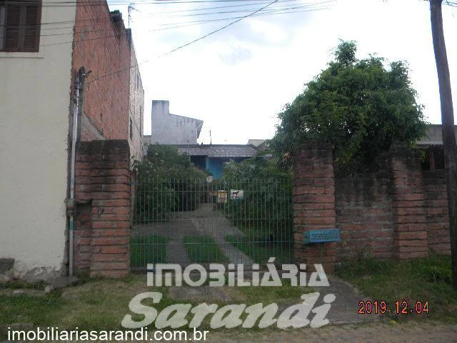 Imagem de Terreno alto e aterrado com casa de alvenaria ao fundo no bairro Costa e Silva