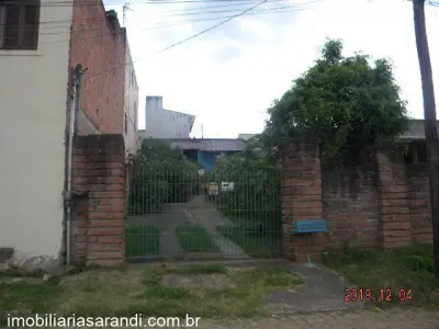 Imagem de Terreno alto e aterrado com casa de alvenaria ao fundo no bairro Costa e Silva