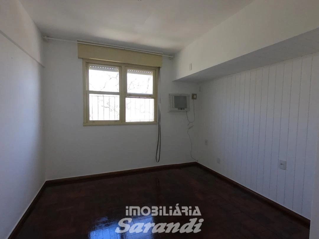 Imagem de Apartamento no terceiro andar de dois dormitórios com sala,