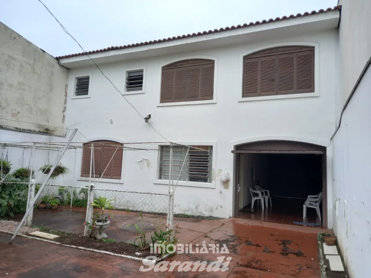 Imagem de Casa no bairro Sarandi com três dormitórios sendo o do casal com suíte