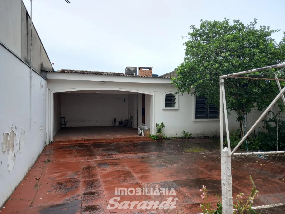 Imagem de Casa no bairro Sarandi com três dormitórios sendo o do casal com suíte