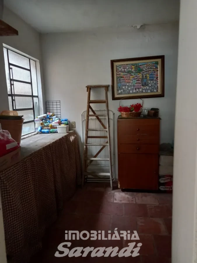 Imagem de Casa no bairro Sarandi com três dormitórios sendo o do casal com suíte