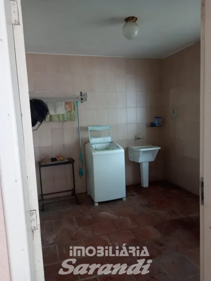 Imagem de Casa no bairro Sarandi com três dormitórios sendo o do casal com suíte