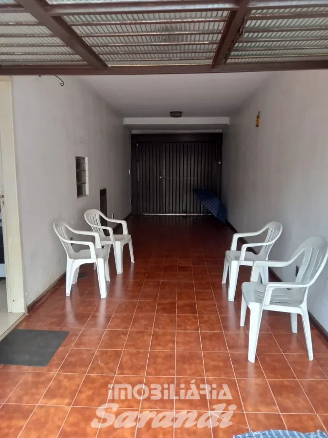 Imagem de Casa no bairro Sarandi com três dormitórios sendo o do casal com suíte