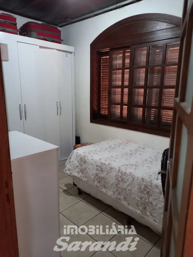Imagem de Casa de alvenaria com quatro dormitórios, sendo o do casal com suíte localizada no bairro sarandi