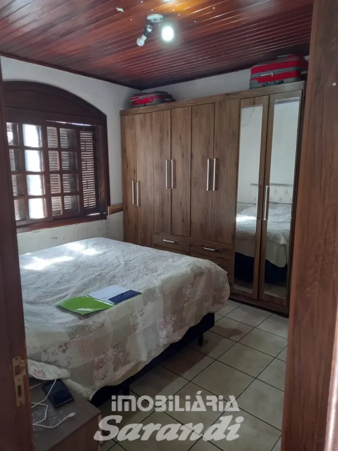 Imagem de Casa de alvenaria com quatro dormitórios, sendo o do casal com suíte localizada no bairro sarandi