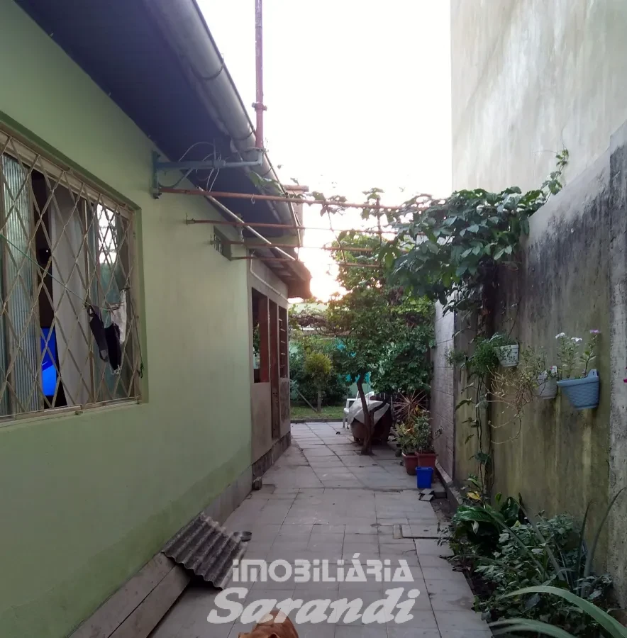 Imagem de Casa de alvenaria com dois dormitórios no bairro Cristo Redentor em Porto Alegre