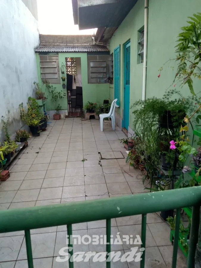 Imagem de Casa de alvenaria com dois dormitórios no bairro Cristo Redentor em Porto Alegre