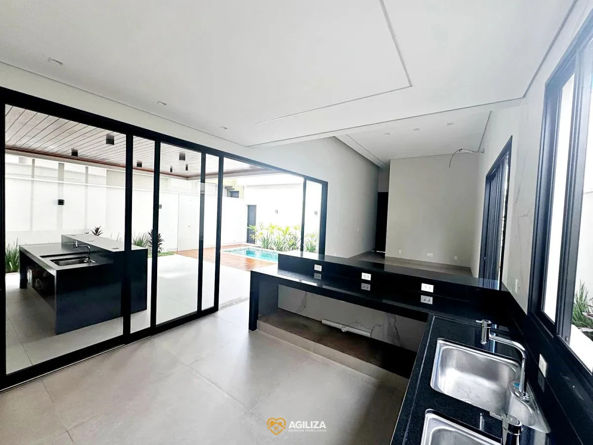 Imagem de Casa Térrea de Alto Padrão com 3 Suítes e Piscina – Qualidade e Sofisticação no Condomínio Splendido