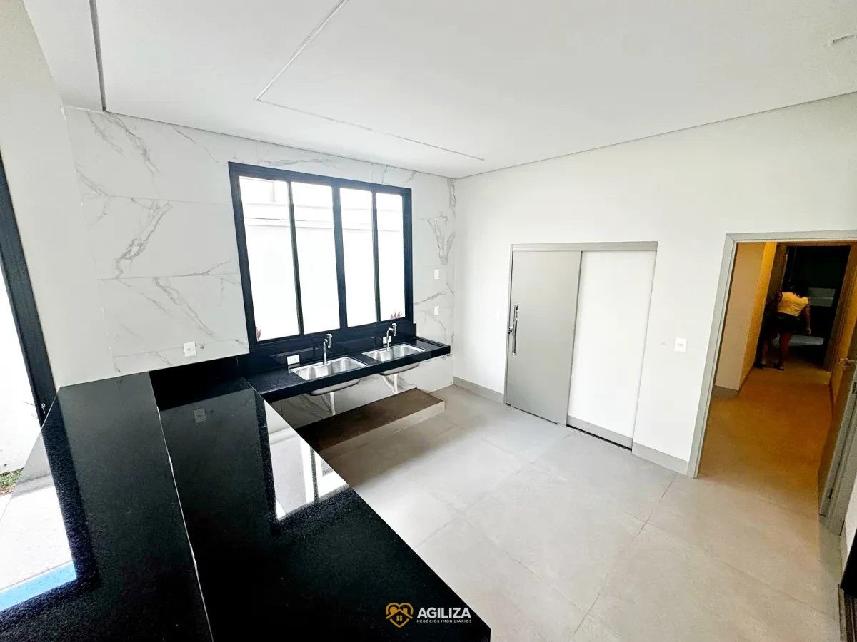Imagem de Casa Térrea de Alto Padrão com 3 Suítes e Piscina – Qualidade e Sofisticação no Condomínio Splendido