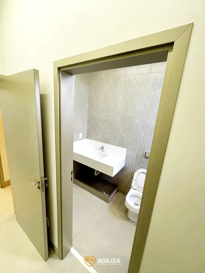 Imagem de Casa Térrea de Alto Padrão com 3 Suítes e Piscina – Qualidade e Sofisticação no Condomínio Splendido