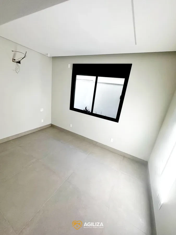 Imagem de Casa Térrea de Alto Padrão com 3 Suítes e Piscina – Qualidade e Sofisticação no Condomínio Splendido