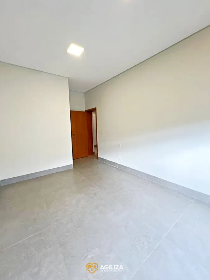 Imagem de Casa à Venda no Condomínio Alphaville II – Projeto Sofisticado com Piscina e Espaços Integrados