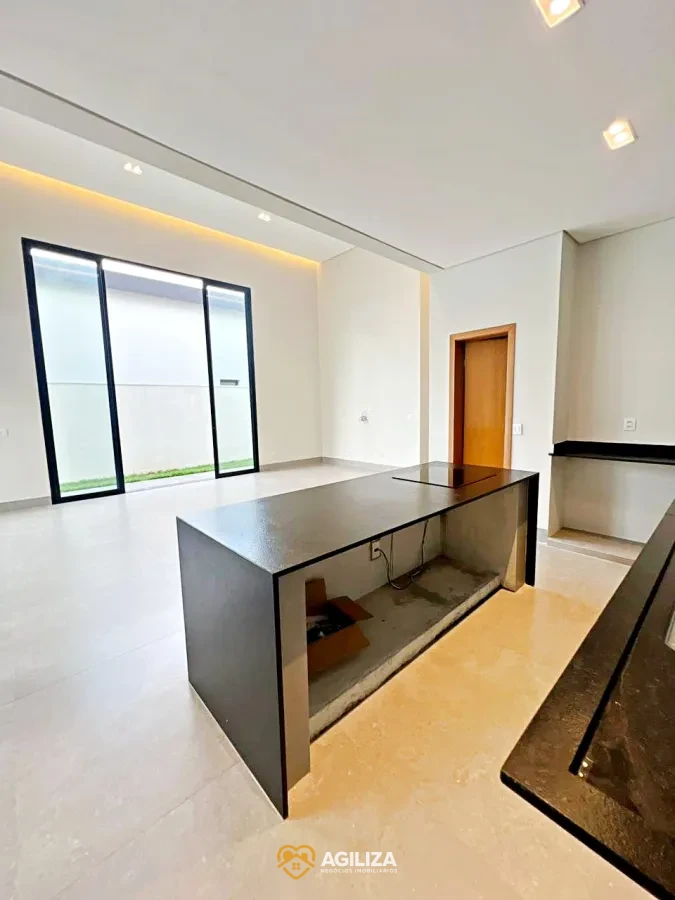 Imagem de Casa à Venda no Condomínio Alphaville II – Projeto Sofisticado com Piscina e Espaços Integrados