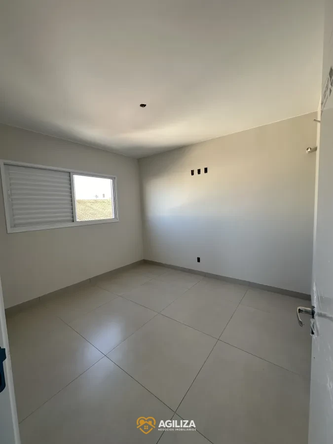 Imagem de Casa à Venda no Bairro Novo Mundo – Projeto Funcional em Região em Expansão
