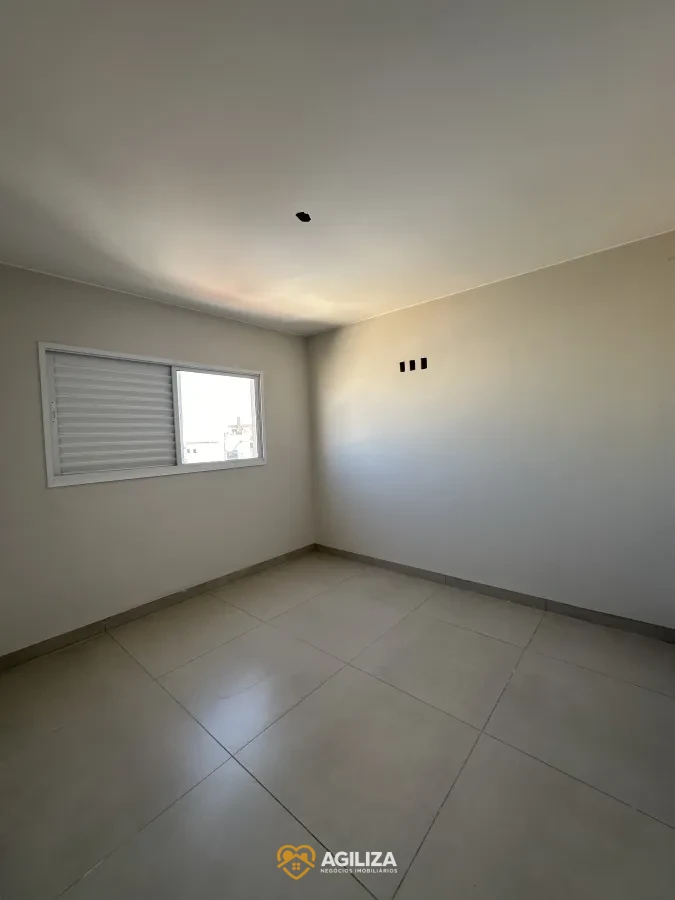 Imagem de Casa à Venda no Bairro Novo Mundo – Projeto Funcional em Região em Expansão