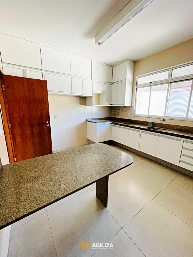 Imagem de Sobrado Amplo à Venda no Bairro Lídice com 430m² e Área de Lazer Completa