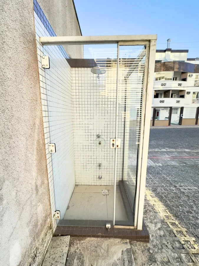Imagem de Apenas 250m da praia de Bombas.