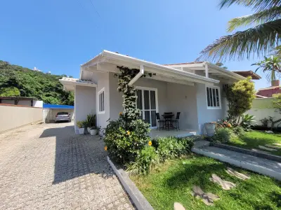 Imagem de CASA COM 3 DORMITÓRIOS Á VENDA NO CENTRO DE BOMBINHAS