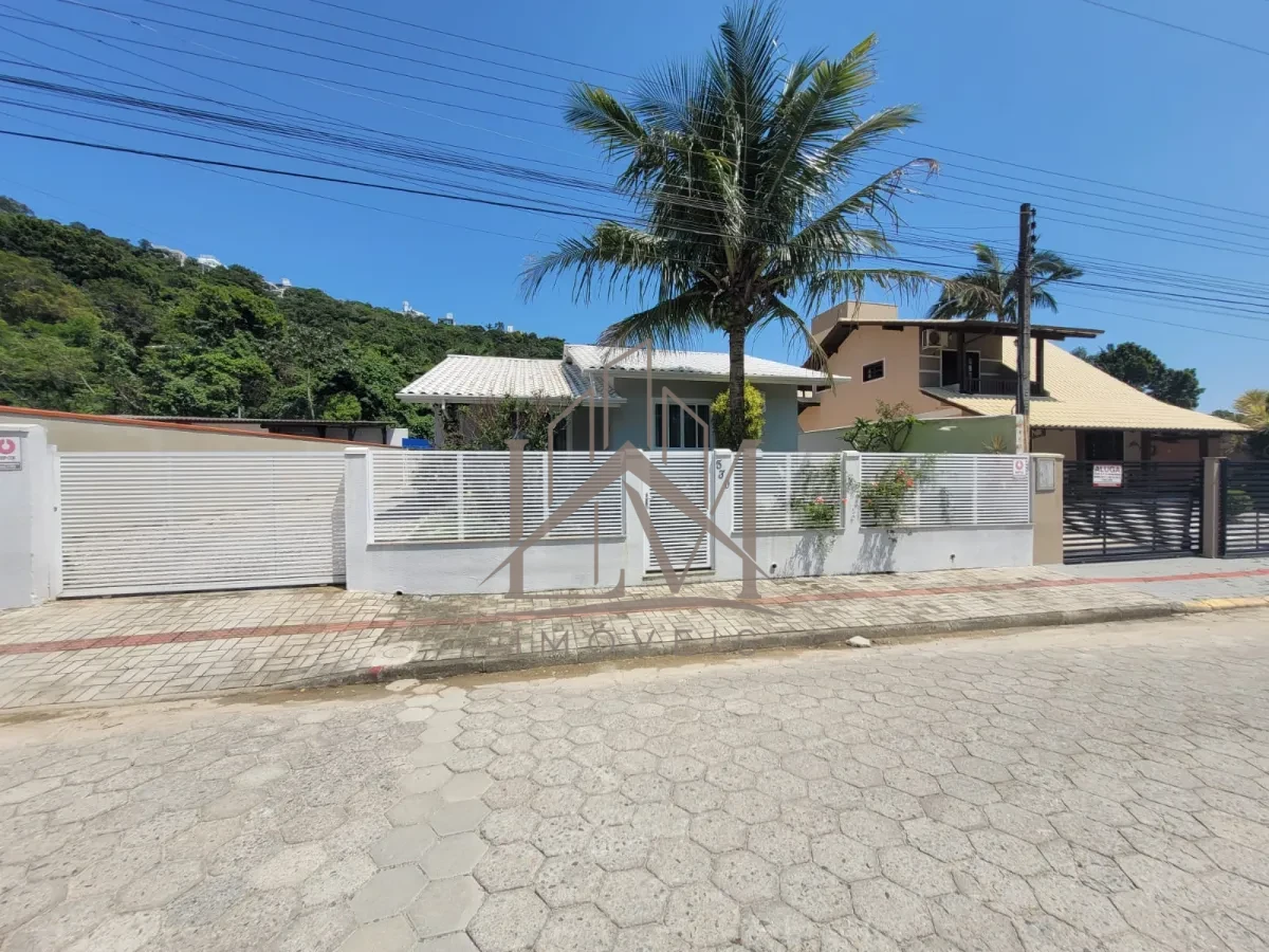 Imagem de CASA COM 3 DORMITÓRIOS Á VENDA NO CENTRO DE BOMBINHAS
