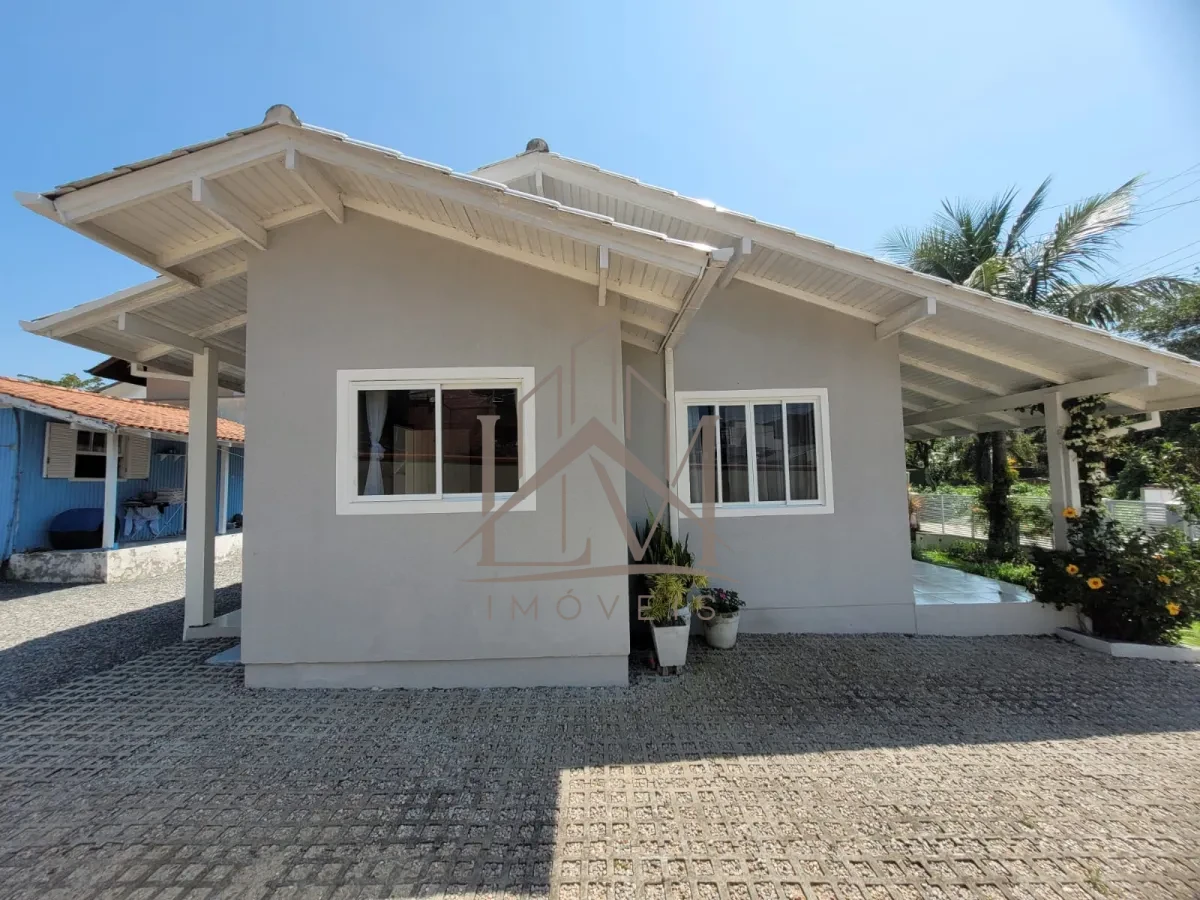 Imagem de CASA COM 3 DORMITÓRIOS Á VENDA NO CENTRO DE BOMBINHAS