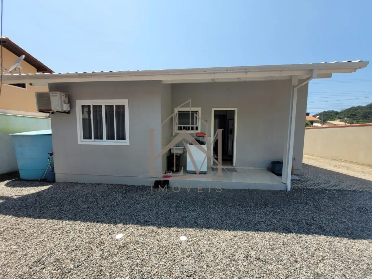 Imagem de CASA COM 3 DORMITÓRIOS Á VENDA NO CENTRO DE BOMBINHAS