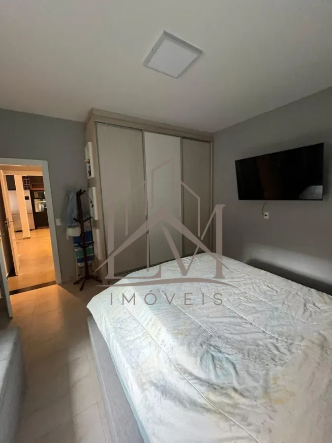 Imagem de CASA com aproximadamente 300m2 construídos;