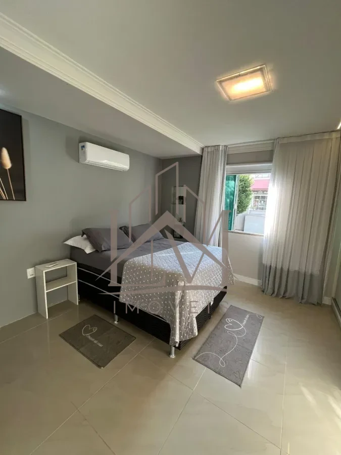 Imagem de CASA com aproximadamente 300m2 construídos;