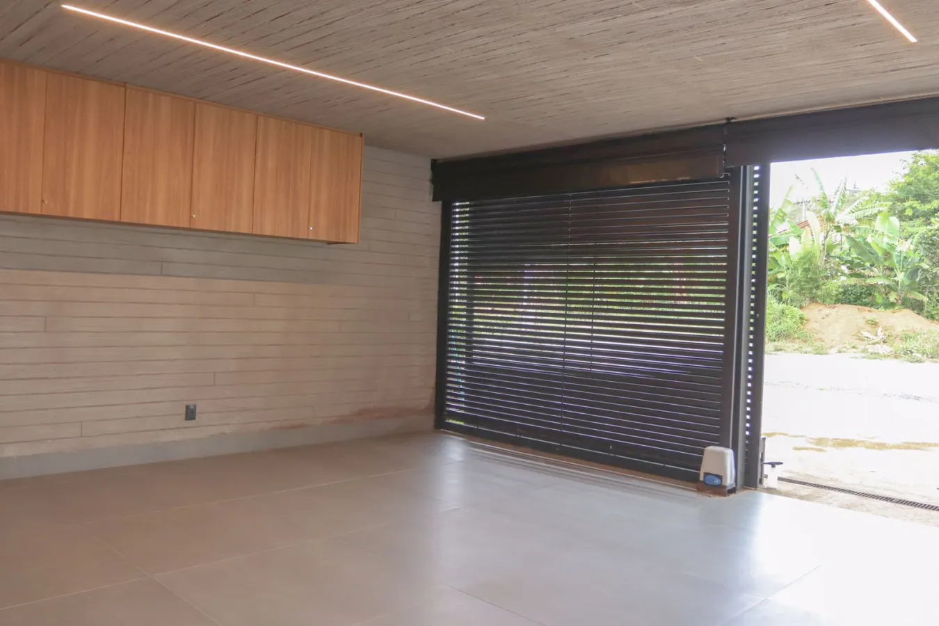 Imagem de Casa moderna em condomínio fechado (Condomínio Vale Azul) Renda consolidada - residência/investimento
